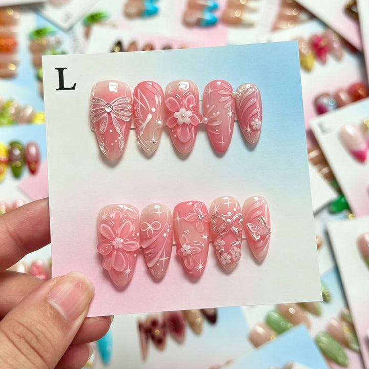 Dekoratives Press-On Nagelset mit Blumen- und Schleifenakzenten