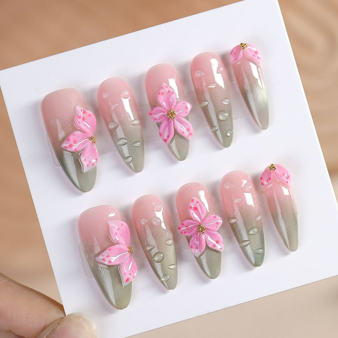 Kunstnagelset mit zarten Blüten und Glitzerakzenten Karnz