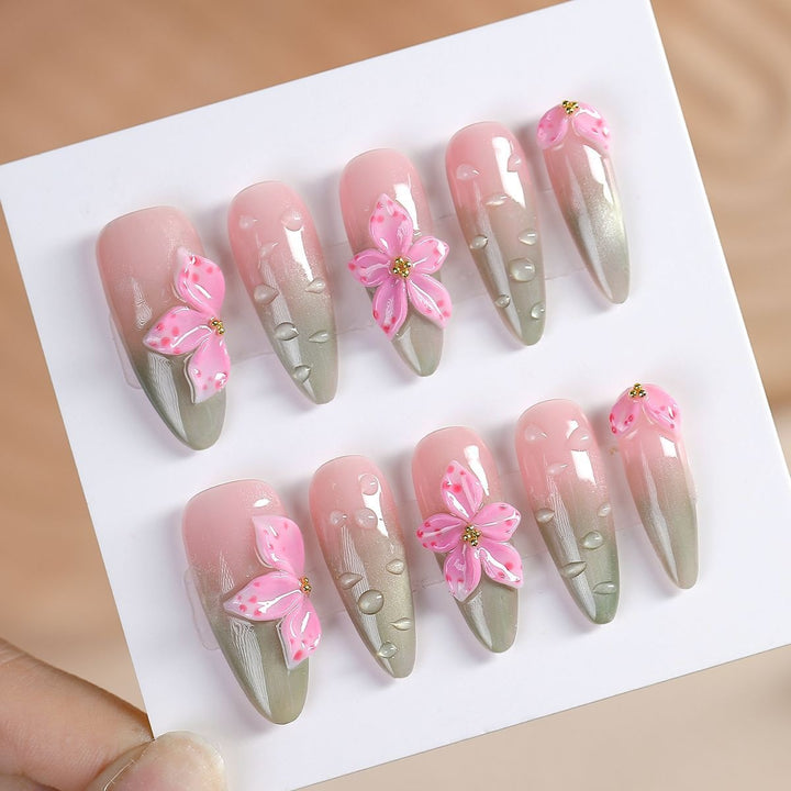 Kunstnagelset mit zarten Blüten und Glitzerakzenten Karnz