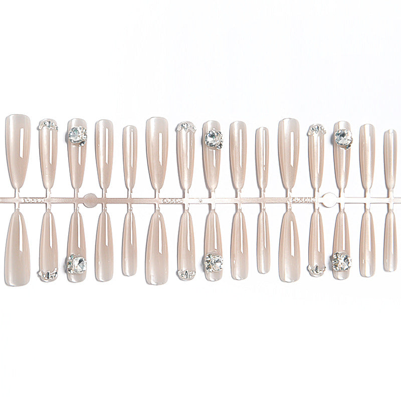 Kunstnagelset mit Glitzer-Design und eleganten 3D-Applikationen Karnz