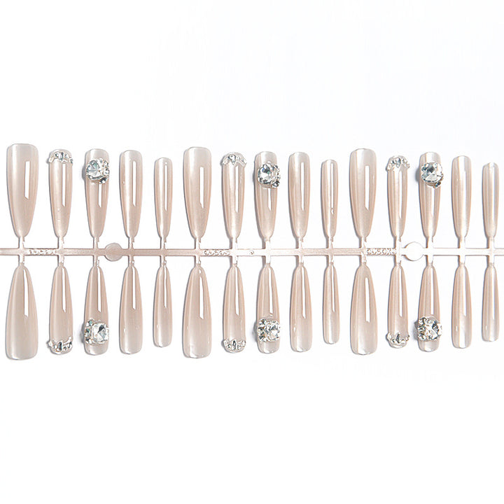Kunstnagelset mit Glitzer-Design und eleganten 3D-Applikationen Karnz