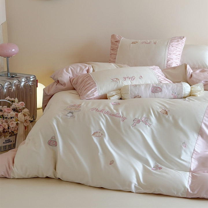 Pastell Erdbeer-Motiv Baumwoll-Satin Bettdeckenbezug Set mit Rüschenschonbezügen und dekorativem Bolster