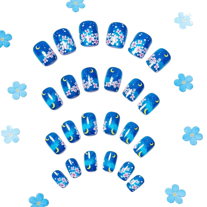 Kunstnagelset mit Floralen Motiven Karnz