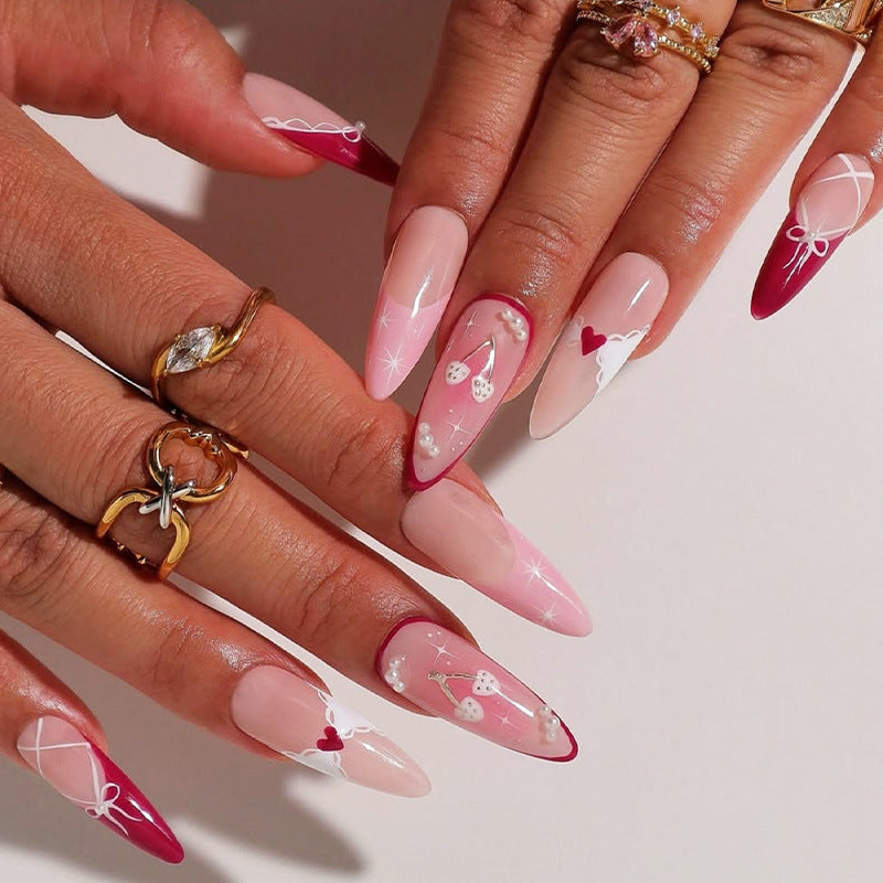 Dekorative Press-On Nagelset mit Herz- und Banddesigns Karnz
