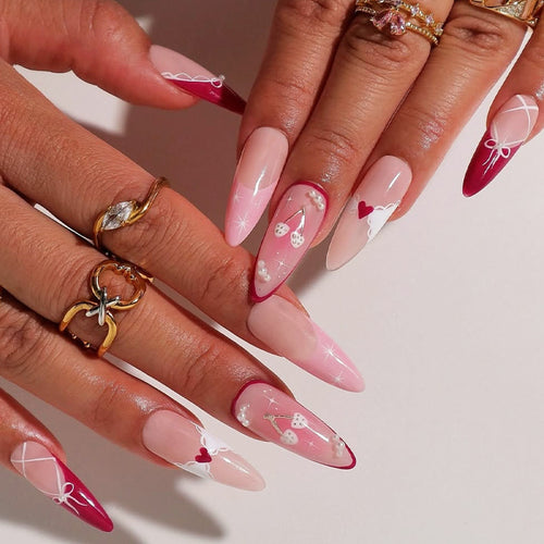 Dekorative Press-On Nagelset mit Herz- und Banddesigns Karnz