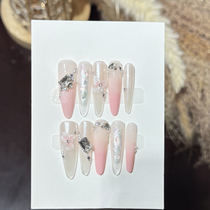 Elegantes Stiletto Press-On Nagelkunst Set mit dekorativen floralen Akzenten Karnz