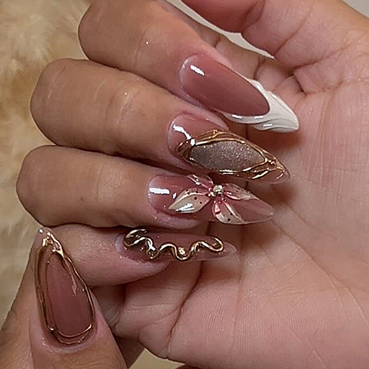 Dekoratives Press-On Nagelkunst Set mit floralen Verzierungen Karnz