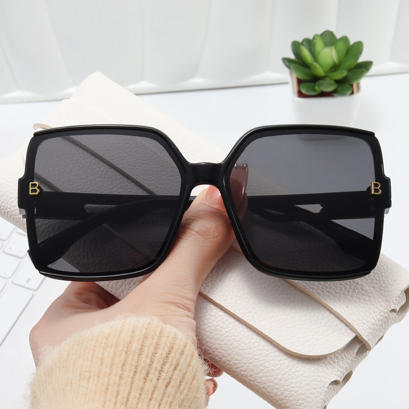 Damen modische oversized Sonnenbrille mit extravaganten Akzenten Karnz