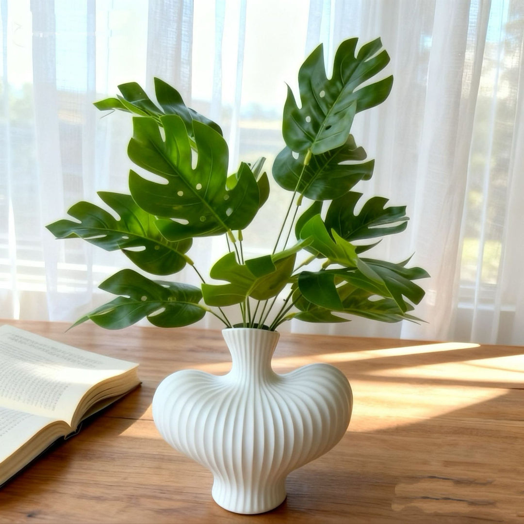 Modern dekorative Monstera-Blatt-Anordnung