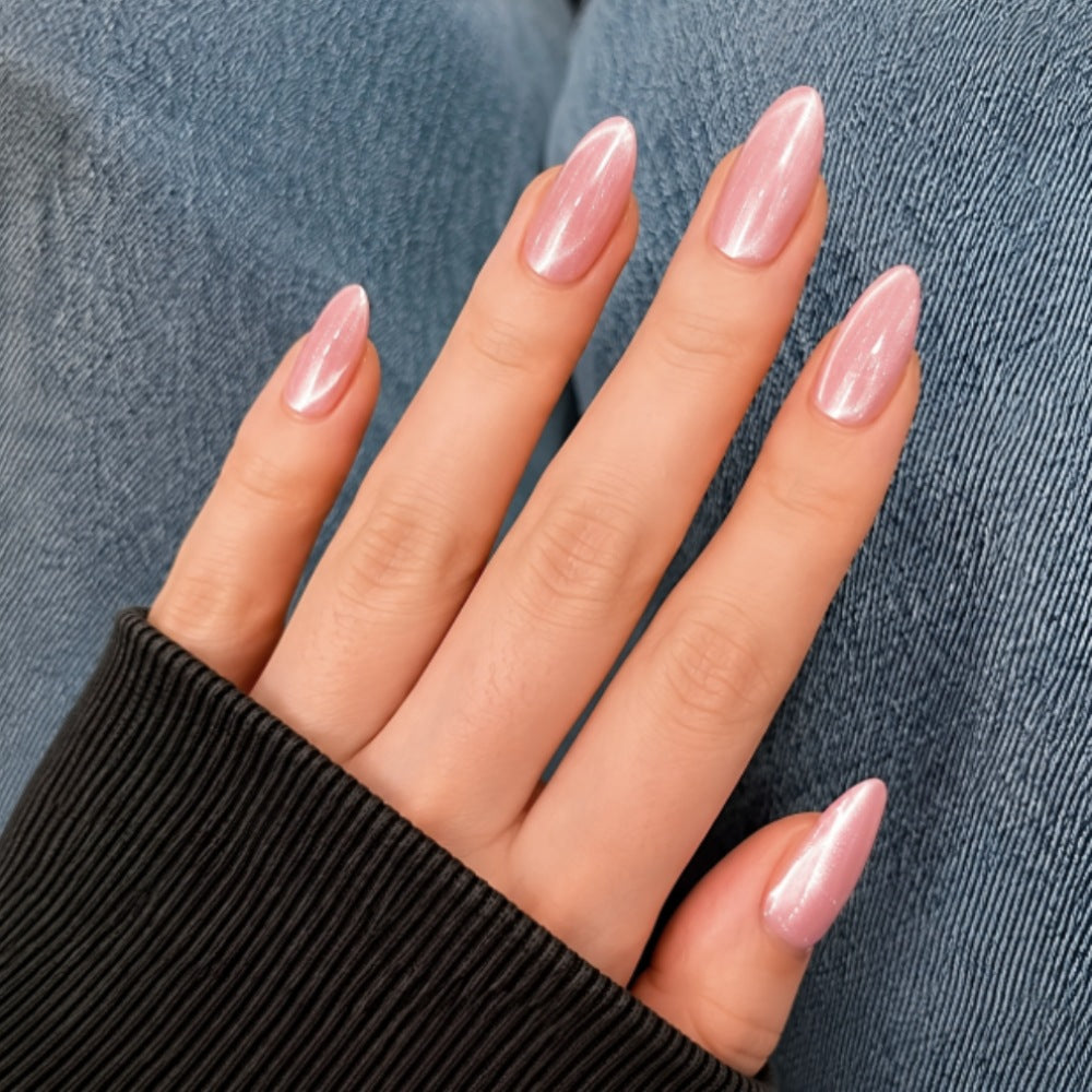 Glamouröse Kunstnägel mit Schimmerndem Effekt und Eleganter Form Karnz