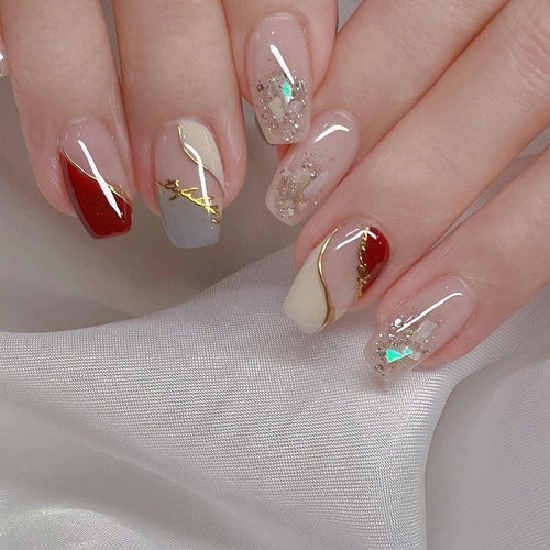 Kunstnägel mit Elegantem Goldmuster Karnz