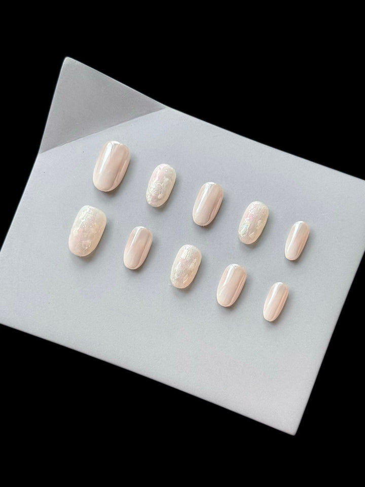 Elegantes Press-On-Nagelkunstset mit subtiler Perlenoberfläche