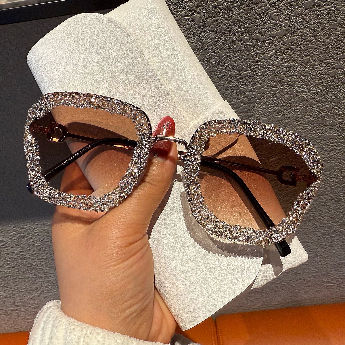 Damen Glamouröse Sonnenbrille mit funkelndem Strassbesatz Karnz