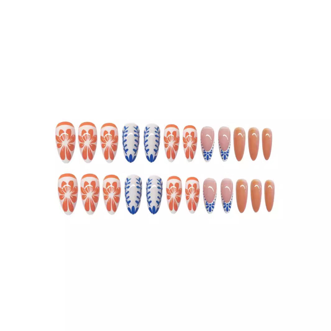 Künstlerisches Floral Press-On Nageldesign Karnz