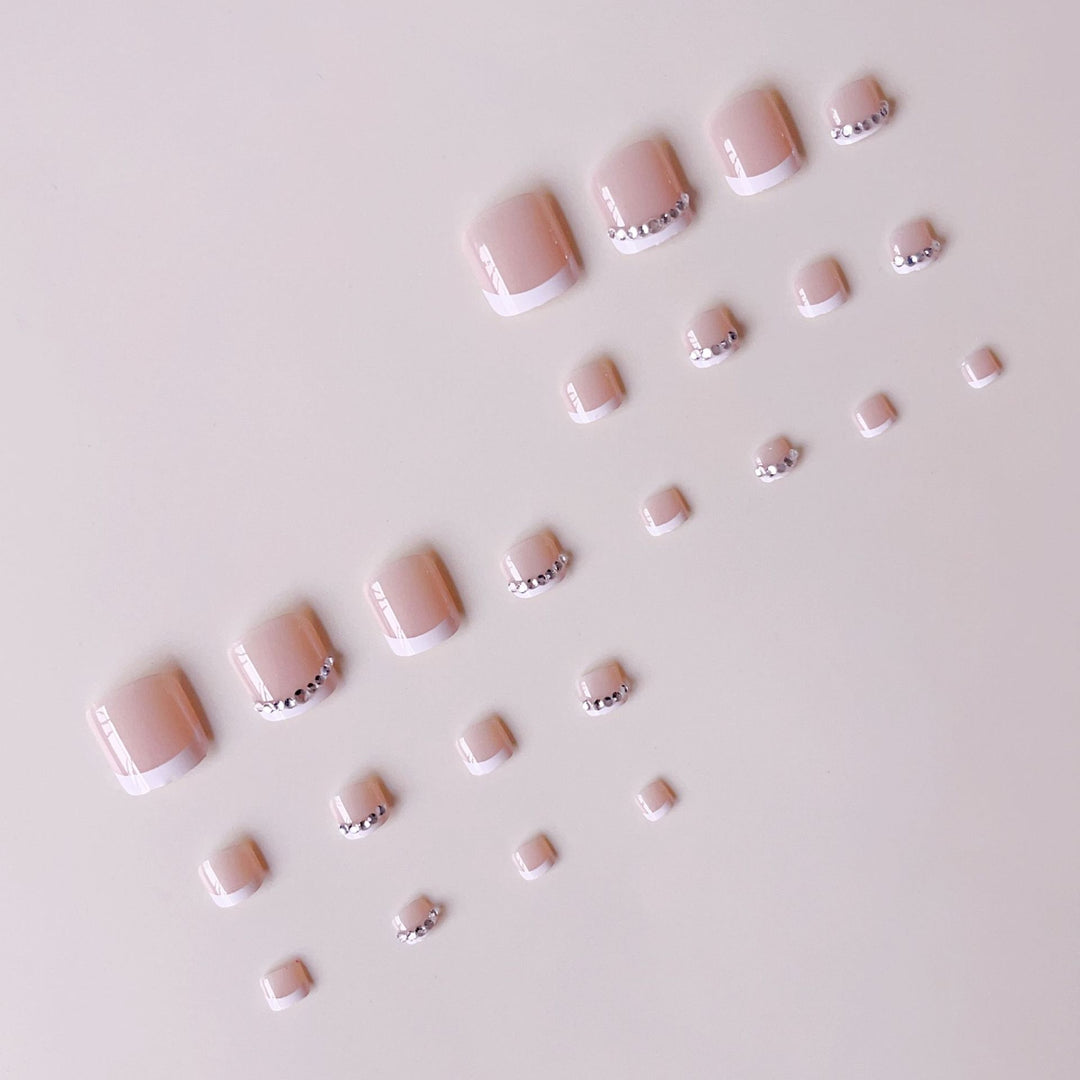 Fußnagelkunstset mit elegantem französischen Design und glitzernden Akzenten Karnz