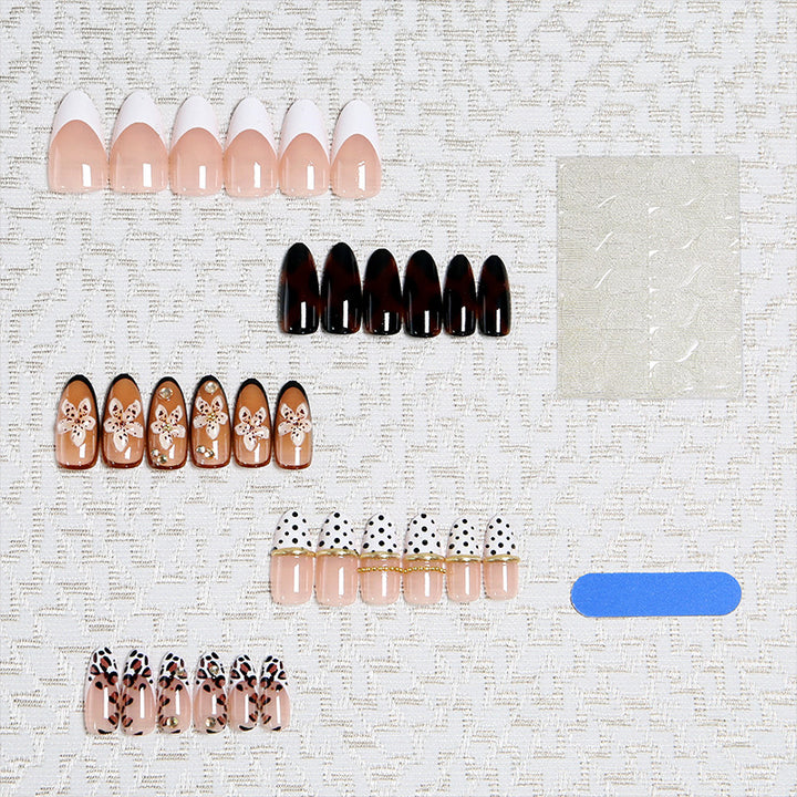 Kunstnagelset mit floralem und glamourösem Design Karnz