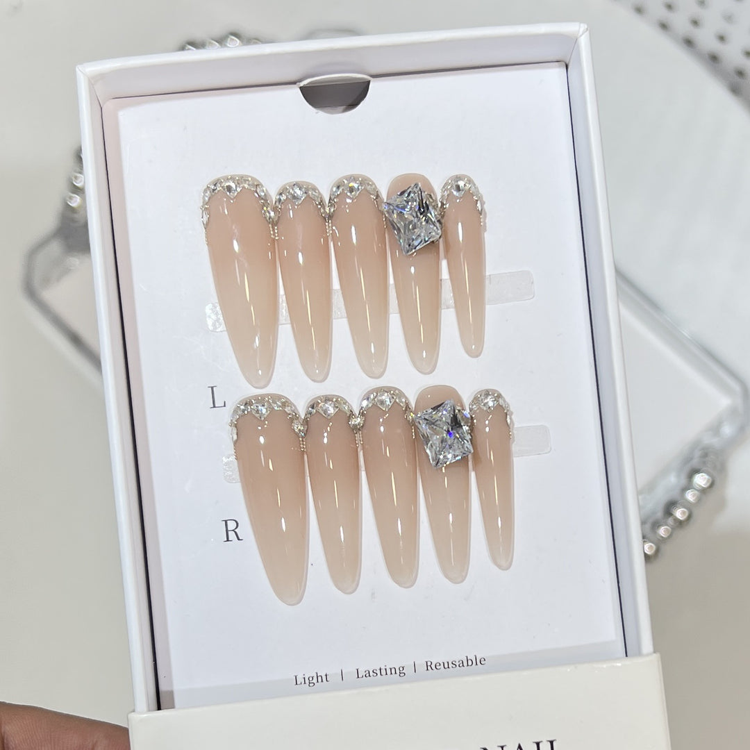 Elegantes, mit Kristallen akzentuiertes Press-On-Nagelset