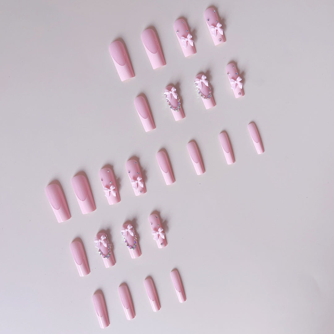 Kunstnagelset mit filigranen Bogenverzierungen und Strassdetails Karnz