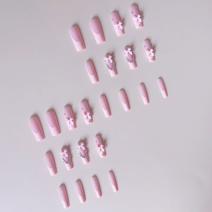 Kunstnagelset mit filigranen Bogenverzierungen und Strassdetails Karnz