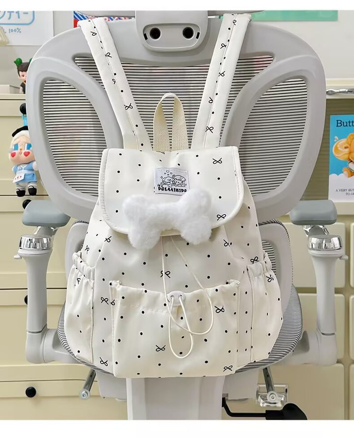 Verspielt gepunkteter Mini-Rucksack