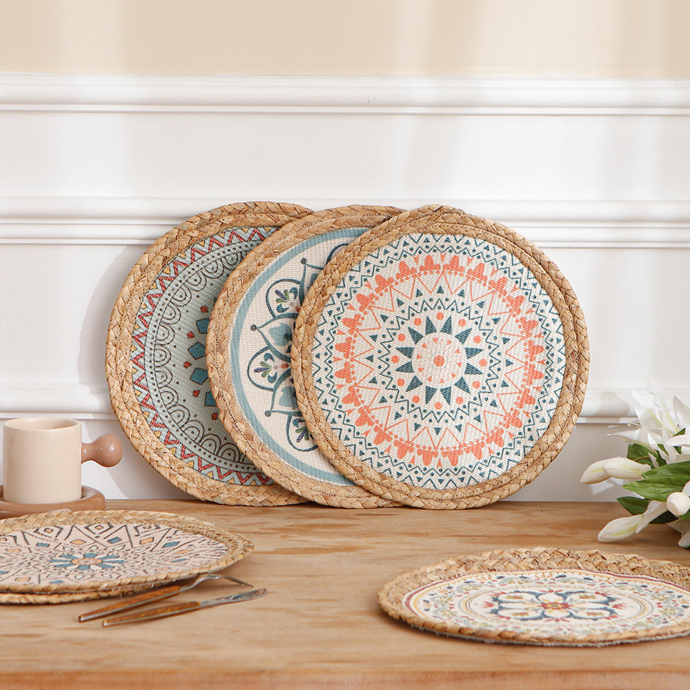 Runder Sitzpouf mit Mandala-Print, gewebter Oberfläche und geflochtenem Jute-Rand