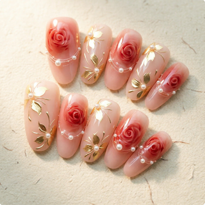 Kunstvolle Nagelspitzen mit Elegantem Goldschmuck Karnz