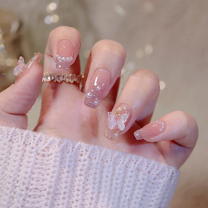 Kunstnagelset mit funkelnden Glitzer- und holografischen Akzenten Karnz