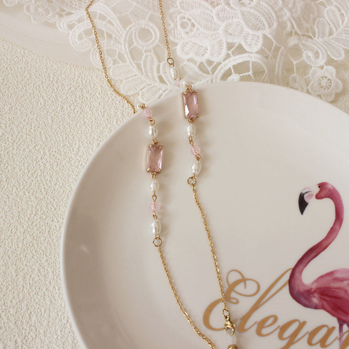 Elegante Schmuckkette mit Perlen und Pinken Akzenten Karnz