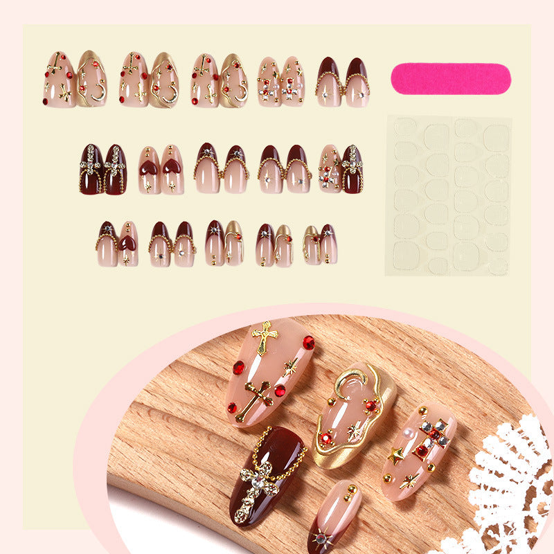 Dekoratives Kunstnagelset mit eleganten Verzierungen Karnz