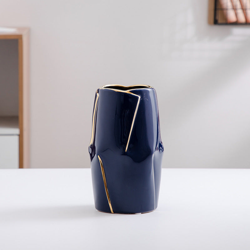 Dekorative Keramikvase mit goldener Akzentuierung Karnz