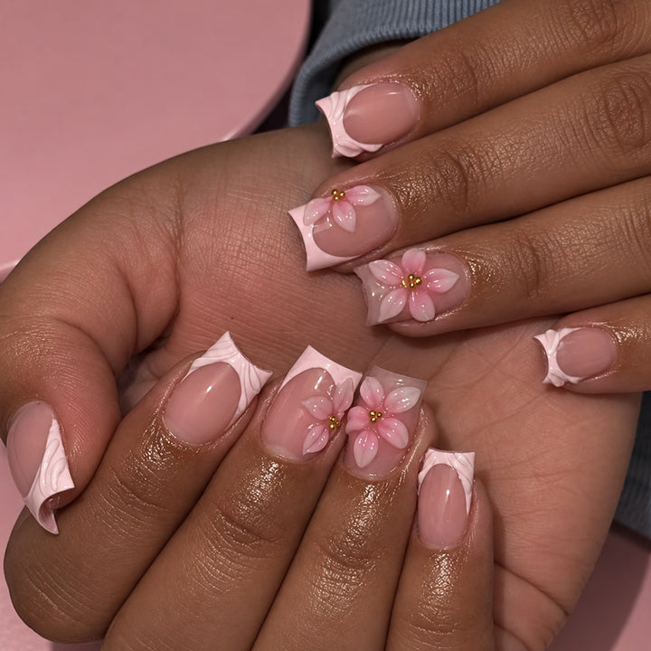 Kunstnagelset mit zarten Blumenmotiven Karnz