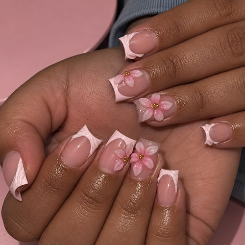 Kunstnagelset mit zarten Blumenmotiven Karnz