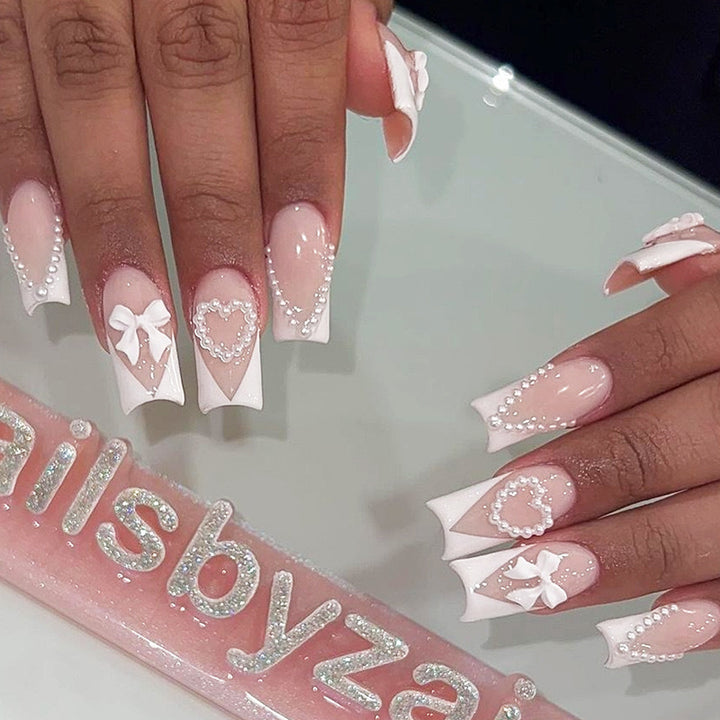 Kunstnagelset mit filigranen Herzen und Schleifenverzierungen Karnz