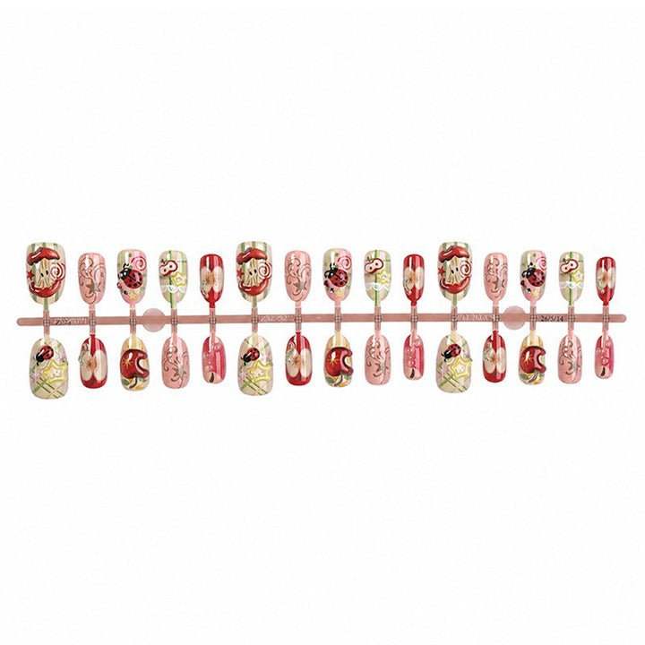 Kreatives Kunstnagelset mit verspielten Motiven und Glitzerakzenten Karnz