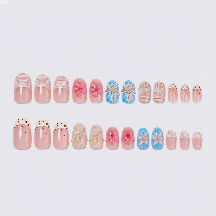 Kunstnagelset mit maritimem Design und floralen Akzenten Karnz