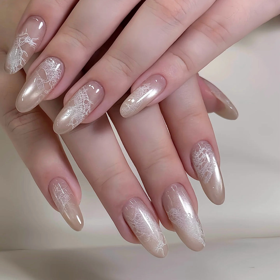 Press-On Nagelkunst-Kollektion mit holografischem Spitzenmuster