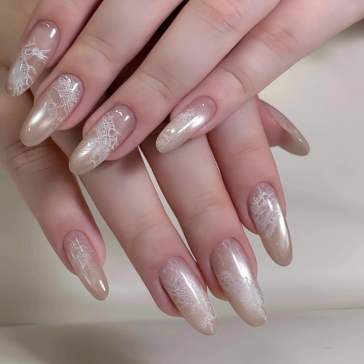 Press-On Nagelkunst-Kollektion mit holografischem Spitzenmuster