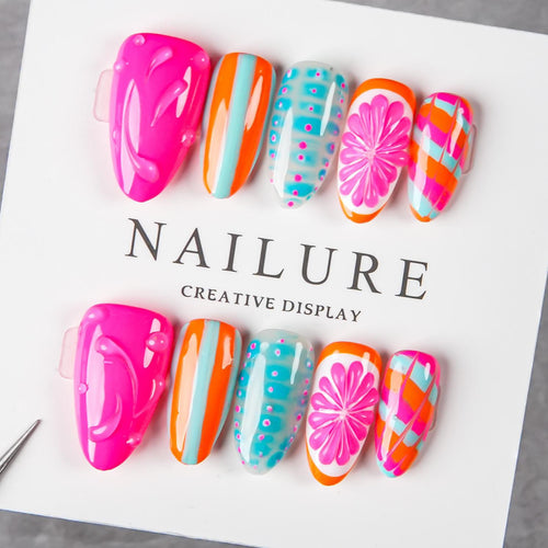 Künstlerische Press-On-Nagelset mit lebhaften Designs