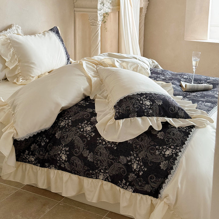 Luxuriöser Rüschensatin-Duvetbezug mit floralem Jacquard-Panel und Bettüberwurf