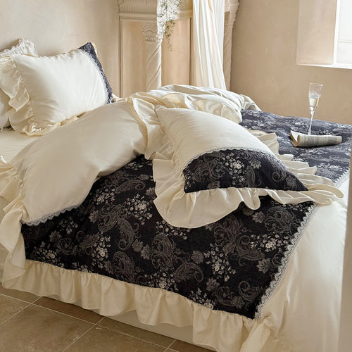 Luxuriöser Rüschensatin-Duvetbezug mit floralem Jacquard-Panel und Bettüberwurf