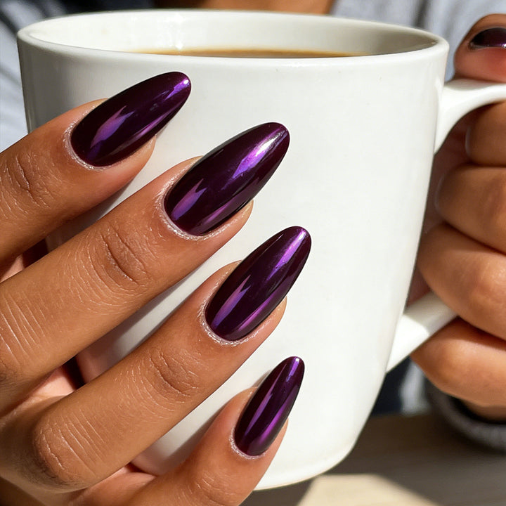 Glänzende lange Stiletto-Nagelkunst Karnz