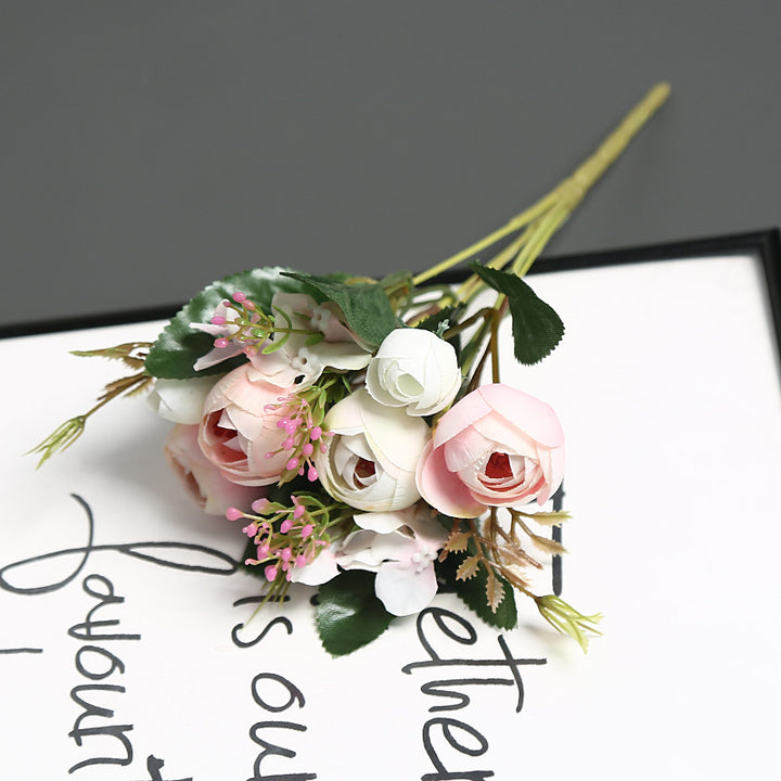 Realistischer Künstlicher Rosenstrauß