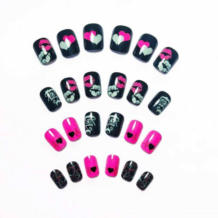 Kunstnageldesign mit Herzen und Kussmotiven Karnz