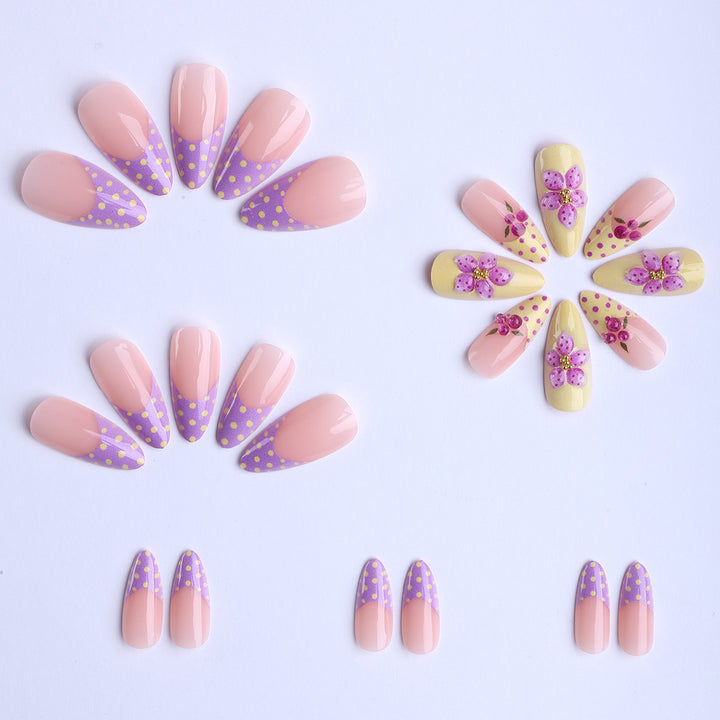 Künstliche Fingernägel mit Floralem Design und Glitzerakzenten Karnz