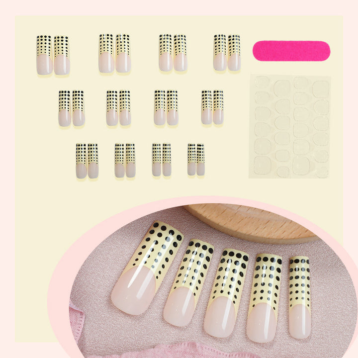 Kunstnagelset mit eleganten Punkten und Glitzerakzenten Karnz