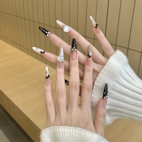 Kunstnägel mit Stilvollen Glitzerakzenten und Eleganter Detailverzierung Karnz