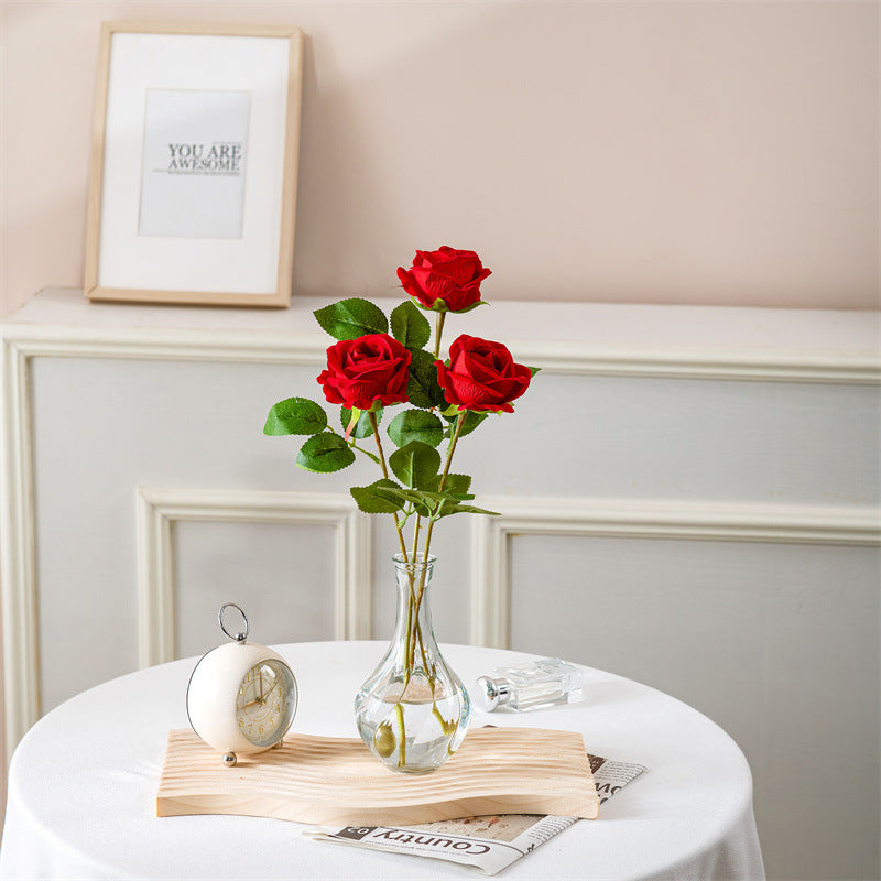 Realistische elegante Rosenstem