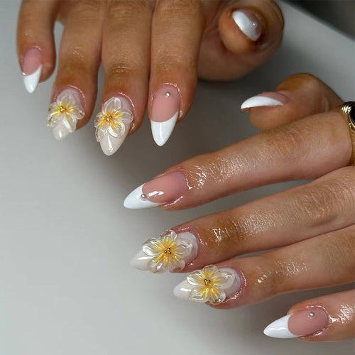Kunstvolle Stiletto-Nägel mit floralen Akzenten Karnz