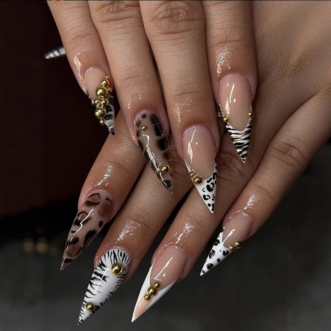 Stiletto Kunstnägel mit Animalischem Muster und Goldakzenten Karnz