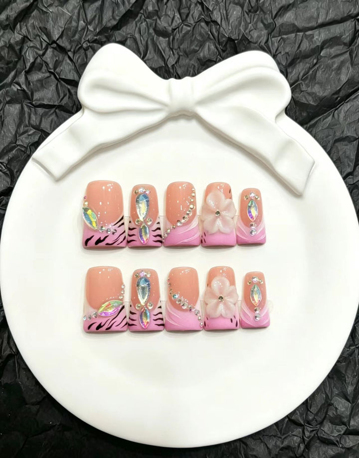Dekoratives Press-On Nail Art Set mit floralen und Insektenakzenten